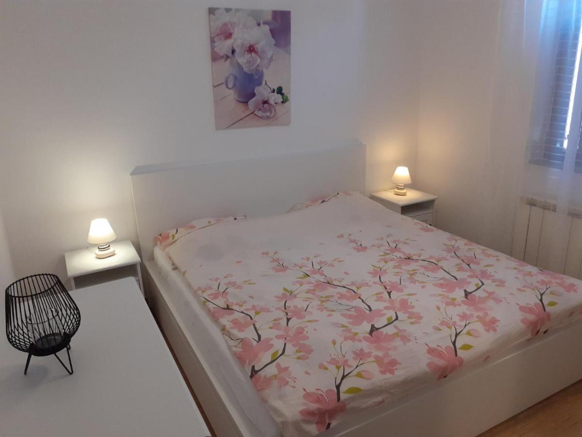 Charming Apartments In Pula Exterior photo